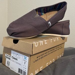 Tom’s classic canvas